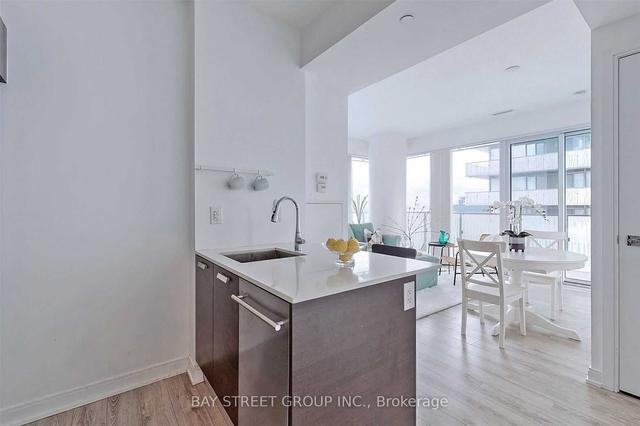 2409 - 42 Charles St, Condo with 2 bedrooms, 1 bathrooms and 0 parking in Toronto ON | Image 2