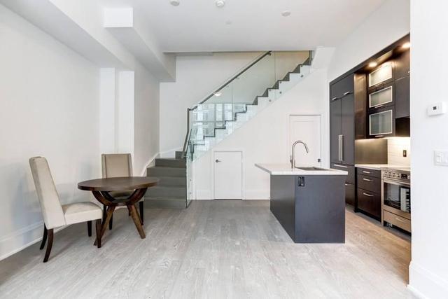 Th9 - 101 Erskine Ave, Townhouse with 3 bedrooms, 3 bathrooms and 1 parking in Toronto ON | Image 4