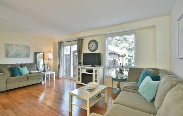 33 Guildford Cres, Townhouse with 3 bedrooms, 2 bathrooms and 2 parking in Brampton ON | Image 25