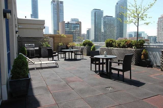 1001 - 8 Wellesley St E, Condo with 2 bedrooms, 1 bathrooms and 1 parking in Toronto ON | Image 3