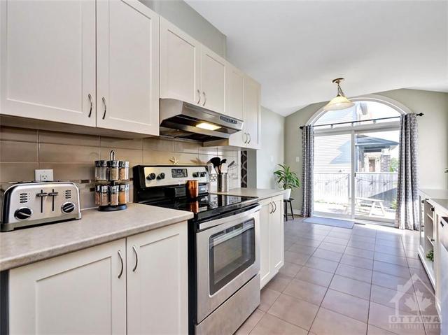 100 Calvington Avenue, Townhouse with 4 bedrooms, 3 bathrooms and 2 parking in Ottawa ON | Image 9