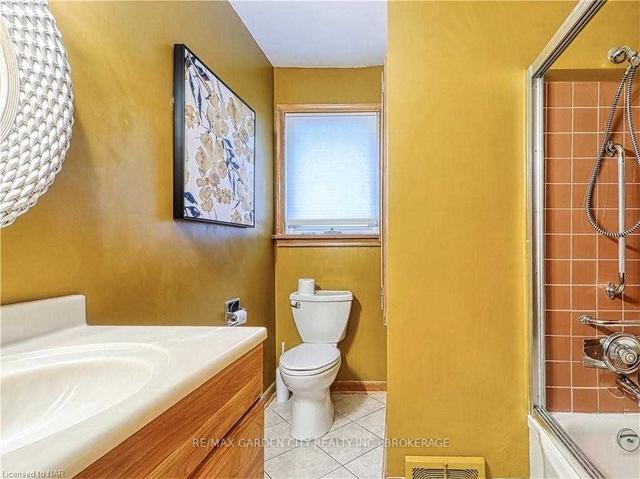 18 Hawthorne Ave, House detached with 3 bedrooms, 2 bathrooms and 5 parking in St. Catharines ON | Image 17