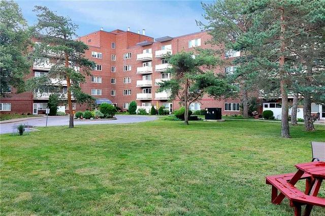 514 - 198 Scott St, Condo with 2 bedrooms, 1 bathrooms and 1 parking in St. Catharines ON | Image 1