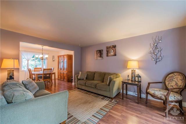 525 Rougemount Crescent, House detached with 3 bedrooms, 3 bathrooms and 5 parking in Ottawa ON | Image 7