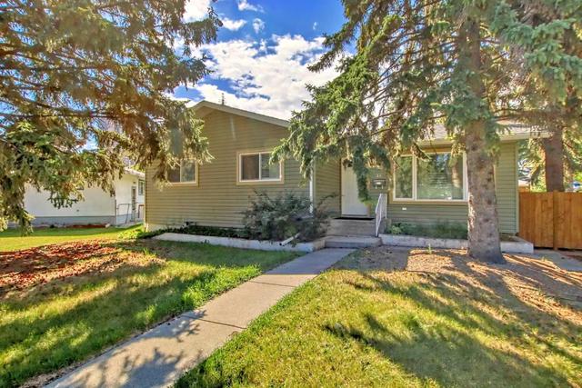 44 Hardisty Place Sw, House detached with 4 bedrooms, 3 bathrooms and 6 parking in Calgary AB | Image 2