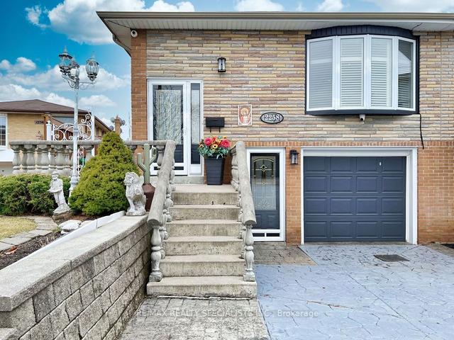 2258 Promenade Crt, House semidetached with 3 bedrooms, 3 bathrooms and 5 parking in Mississauga ON | Image 1