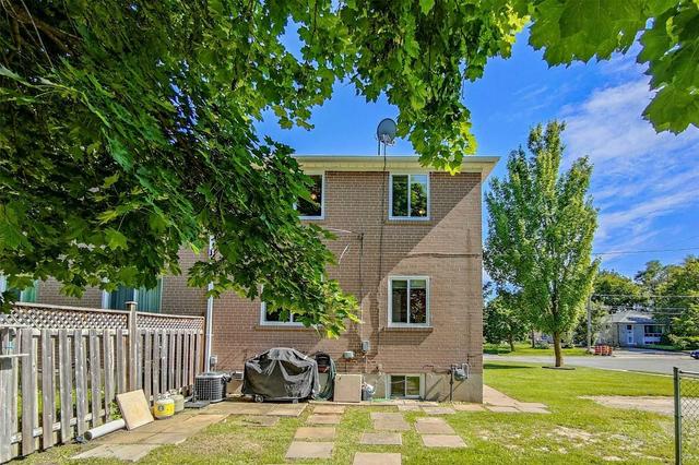 295 Taylor Mills Dr S, House semidetached with 3 bedrooms, 1 bathrooms and 4 parking in Richmond Hill ON | Image 2
