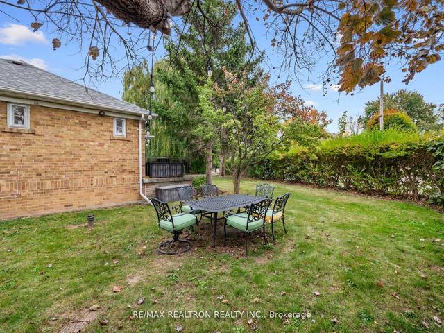 61 Collinson Blvd, House detached with 3 bedrooms, 2 bathrooms and 5 parking in Toronto ON | Image 18