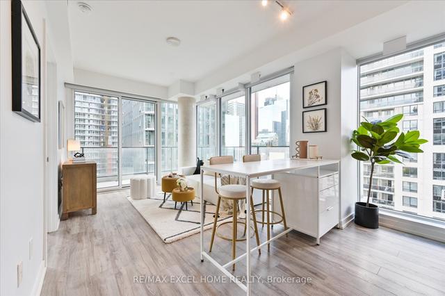 2202 - 77 Shuter St, Condo with 2 bedrooms, 2 bathrooms and 0 parking in Toronto ON | Image 2