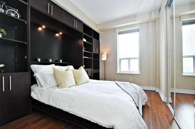 906 - 70 Alexander St, Condo with 2 bedrooms, 2 bathrooms and 1 parking in Toronto ON | Image 6