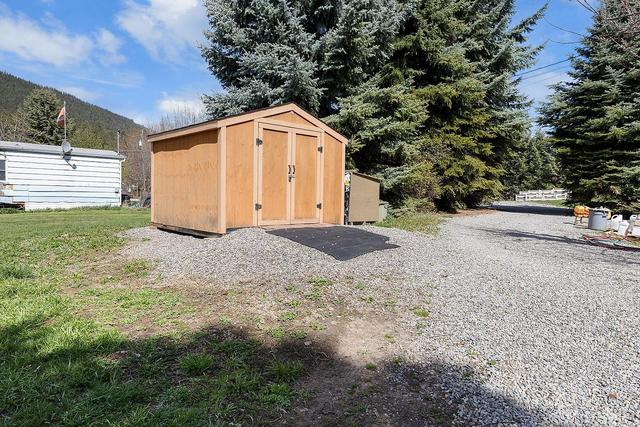 2813 Highway 3, House detached with 3 bedrooms, 2 bathrooms and null parking in Central Kootenay B BC | Image 26
