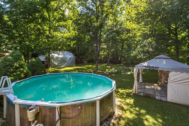 93 Armstrong Crt, House detached with 2 bedrooms, 1 bathrooms and 20 parking in Kawartha Lakes ON | Image 10