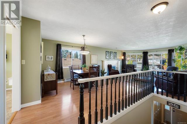 1292 Layritz Pl, House detached with 4 bedrooms, 4 bathrooms and 2 parking in Saanich BC | Image 4