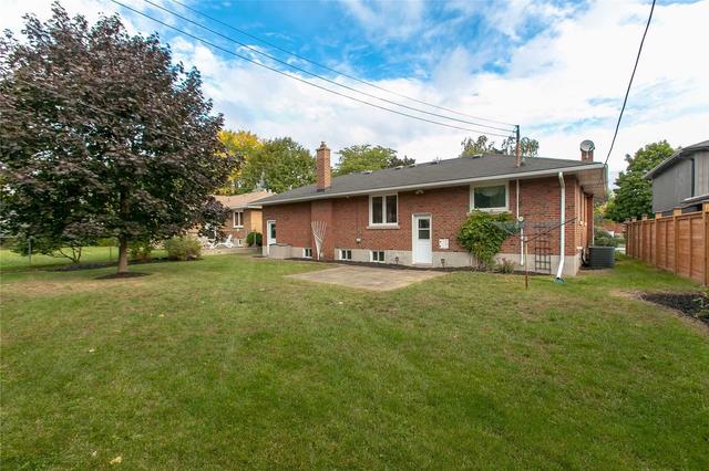398 Strathcona Dr, House detached with 3 bedrooms, 1 bathrooms and 4 parking in Burlington ON | Image 3
