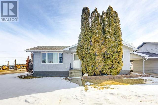 5925 57 Street, House detached with 4 bedrooms, 2 bathrooms and 6 parking in Taber AB | Image 1