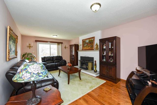4470 Marshdale Crt, House detached with 4 bedrooms, 3 bathrooms and 6 parking in Mississauga ON | Image 3