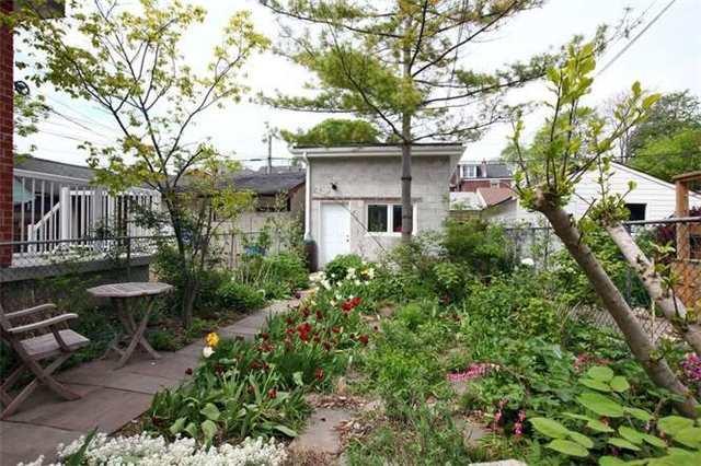 452 Montrose Ave, House detached with 2 bedrooms, 1 bathrooms and 1 parking in Toronto ON | Image 17
