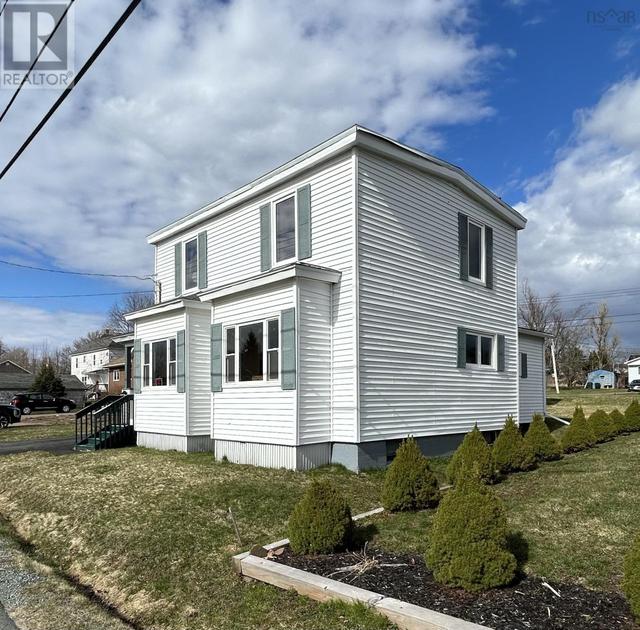 92 Victoria Street, House detached with 3 bedrooms, 1 bathrooms and null parking in Cumberland, Subd. B NS | Image 3