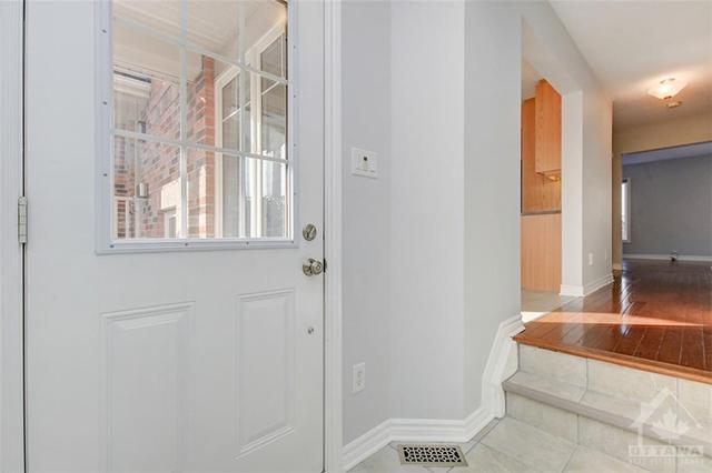 104 Par La Ville Circle, Townhouse with 3 bedrooms, 2 bathrooms and 2 parking in Ottawa ON | Image 4