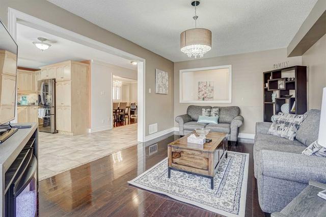 48 Pertosa Dr, House detached with 4 bedrooms, 4 bathrooms and 6 parking in Brampton ON | Image 4