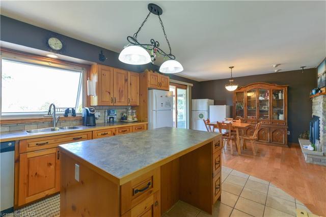 4049 Nauvoo Road, House detached with 2 bedrooms, 1 bathrooms and 6 parking in Brooke Alvinston ON | Image 6