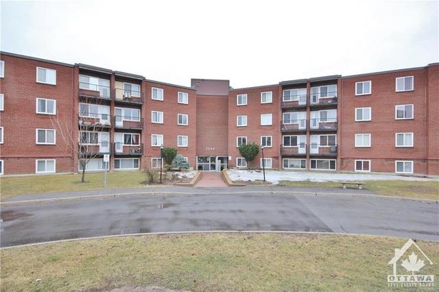 102c - 2044 Arrowsmith Drive, Condo with 2 bedrooms, 1 bathrooms and 1 parking in Ottawa ON | Image 2