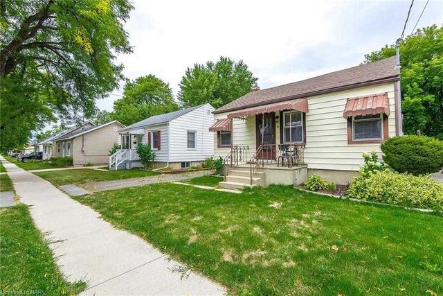 4 Cosby Ave, House detached with 1 bedrooms, 2 bathrooms and 2 parking in St. Catharines ON | Image 1