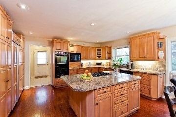 10 Blaine Dr, House detached with 5 bedrooms, 4 bathrooms and 5 parking in Toronto ON | Image 3