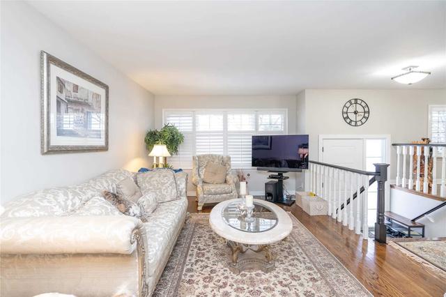 4 Medley Cres, House detached with 3 bedrooms, 2 bathrooms and 4 parking in Toronto ON | Image 3