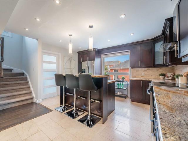 5951 Chalfont Cres, House attached with 3 bedrooms, 4 bathrooms and 2 parking in Mississauga ON | Image 3