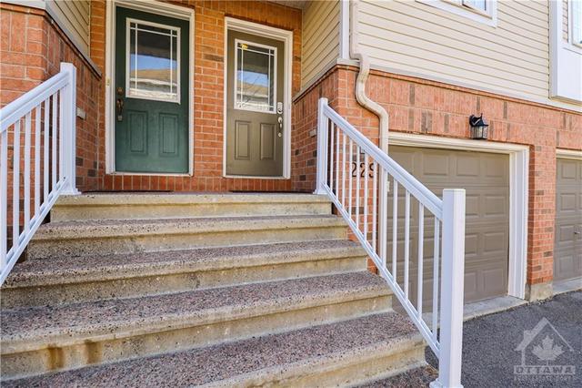229 Gershwin Private, Townhouse with 2 bedrooms, 2 bathrooms and 2 parking in Ottawa ON | Image 2