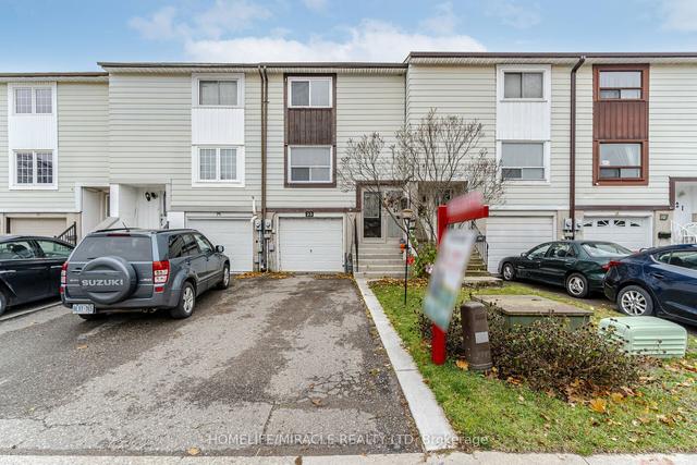 23 Hoskins Sq, House attached with 3 bedrooms, 2 bathrooms and 3 parking in Brampton ON | Image 1