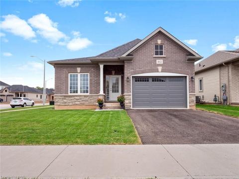 412 Hummel Crescent, House detached with 2 bedrooms, 1 bathrooms and 5 parking in Fort Erie ON | Card Image