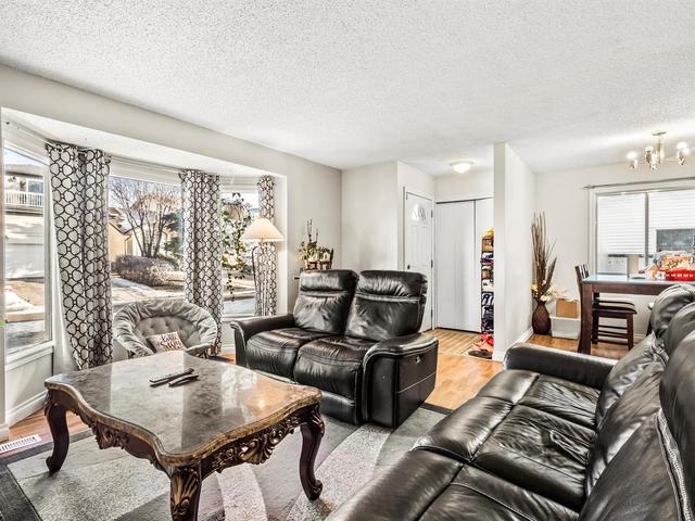 19 Whitlow Crescent Ne, House detached with 5 bedrooms, 2 bathrooms and 4 parking in Calgary AB | Image 2