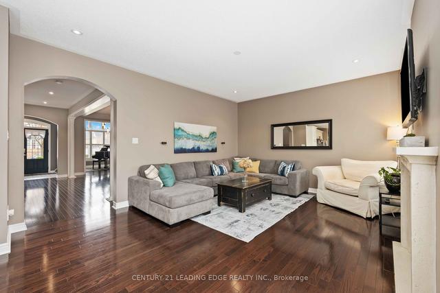 106 Fairlee Circ, House detached with 5 bedrooms, 5 bathrooms and 6 parking in Whitchurch Stouffville ON | Image 2