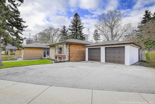62 Coe Hill Dr, House detached with 3 bedrooms, 1 bathrooms and 5 parking in Toronto ON | Image 12