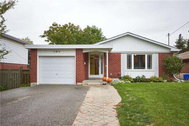 134 Springdale Cres, House detached with 3 bedrooms, 3 bathrooms and 3 parking in Oshawa ON | Image 1