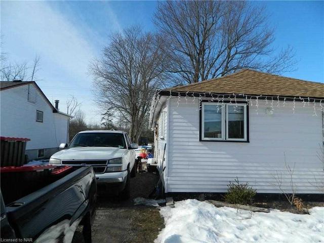 1493 Thompson Rd, House detached with 2 bedrooms, 1 bathrooms and 3 parking in Fort Erie ON | Image 1
