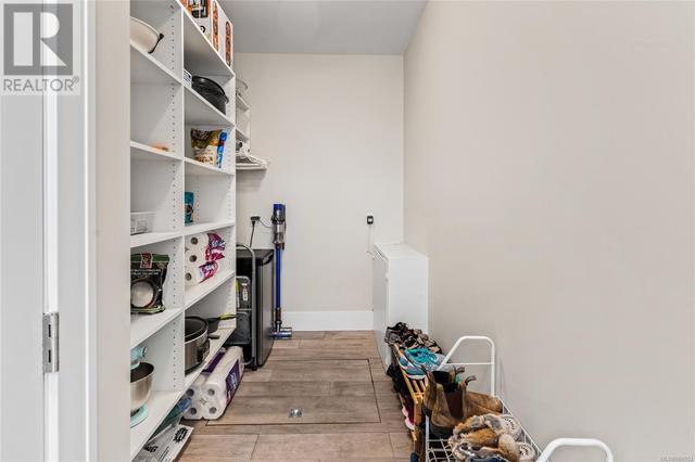 mudroom/ laundry room off the garage with access to the crawl space | Image 38