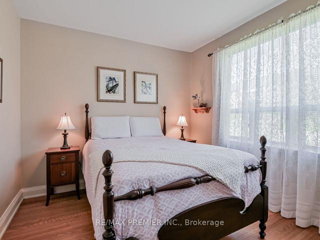 93 Black Creek Blvd, House detached with 4 bedrooms, 2 bathrooms and 4 parking in Toronto ON | Image 7