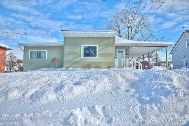 142 Central Avenue, House detached with 3 bedrooms, 1 bathrooms and 2 parking in Fort Erie ON | Image 2
