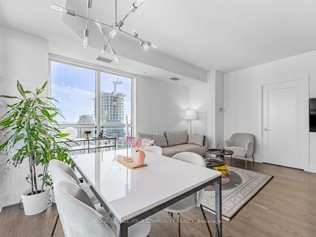 1402 - 101 Erskine Ave, Condo with 2 bedrooms, 2 bathrooms and 1 parking in Toronto ON | Image 3