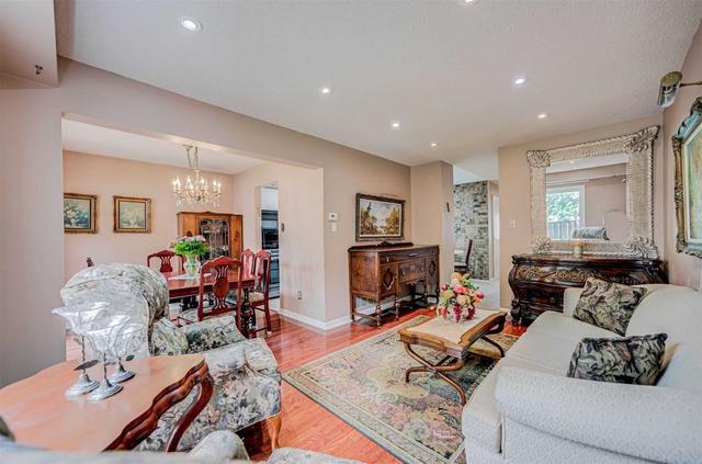 113 Lisa Cres, House detached with 3 bedrooms, 4 bathrooms and 5 parking in Vaughan ON | Image 3