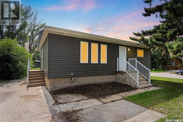 201 6th Avenue E, House detached with 4 bedrooms, 2 bathrooms and null parking in Watrous SK | Image 1