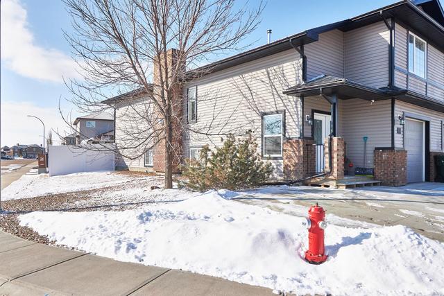 103 Hamptons Way Se, Home with 3 bedrooms, 3 bathrooms and 4 parking in Medicine Hat AB | Image 3