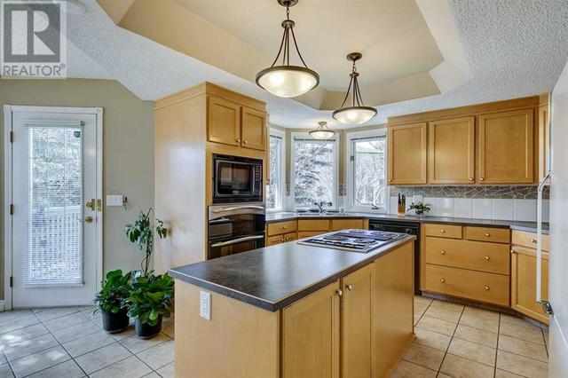 159 Woodhaven Place Sw, House detached with 4 bedrooms, 3 bathrooms and 4 parking in Calgary AB | Image 2