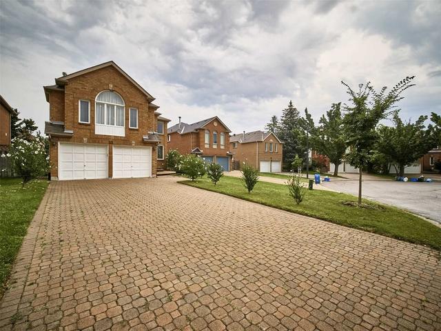 35 Westmoreland Crt, House detached with 4 bedrooms, 3 bathrooms and 6 parking in Markham ON | Image 1