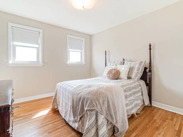 674 Danforth Rd, House detached with 3 bedrooms, 2 bathrooms and 5 parking in Toronto ON | Image 2