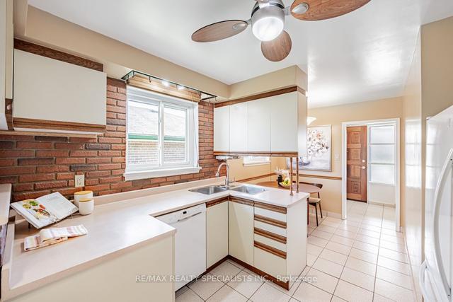 23 Vange Cres, House detached with 3 bedrooms, 2 bathrooms and 4 parking in Toronto ON | Image 8