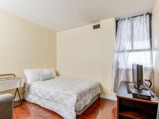 1211 - 4 Lisa St W, Condo with 3 bedrooms, 2 bathrooms and 2 parking in Brampton ON | Image 12